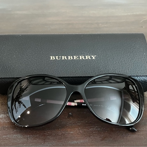 Burberry Sunglasses - Excellent Condition - Picture 3 of 16